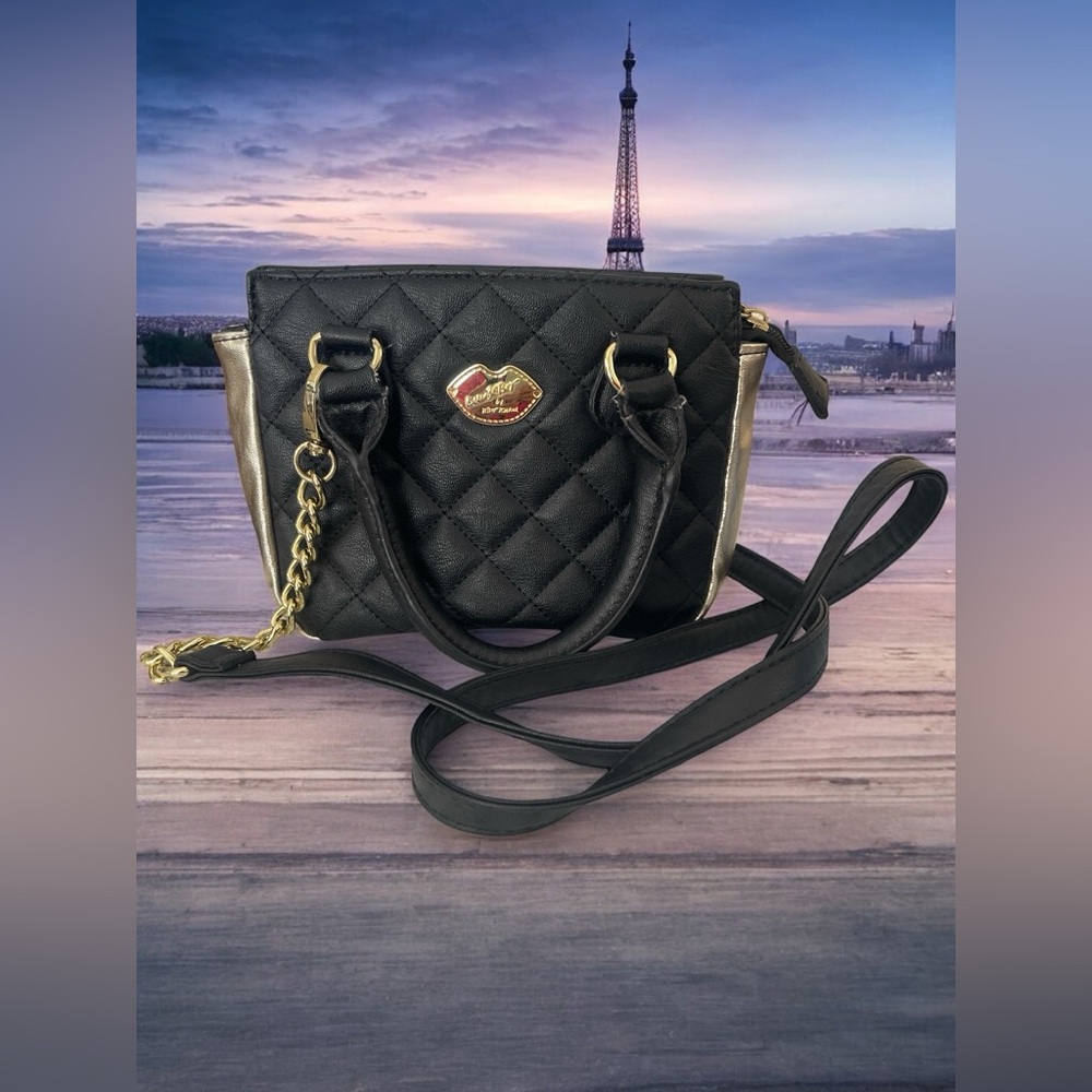 Elegant Black Quilted Handbag